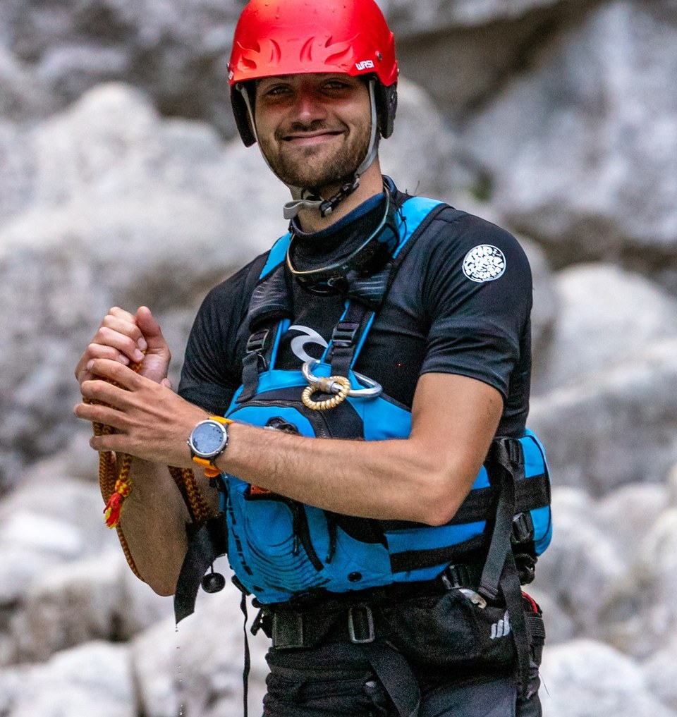 Basti im roten Helm, Rafting-Ausrüstung mit Seil