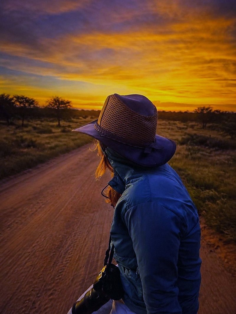 Fotografin bei Sonnenuntergang in Namibia