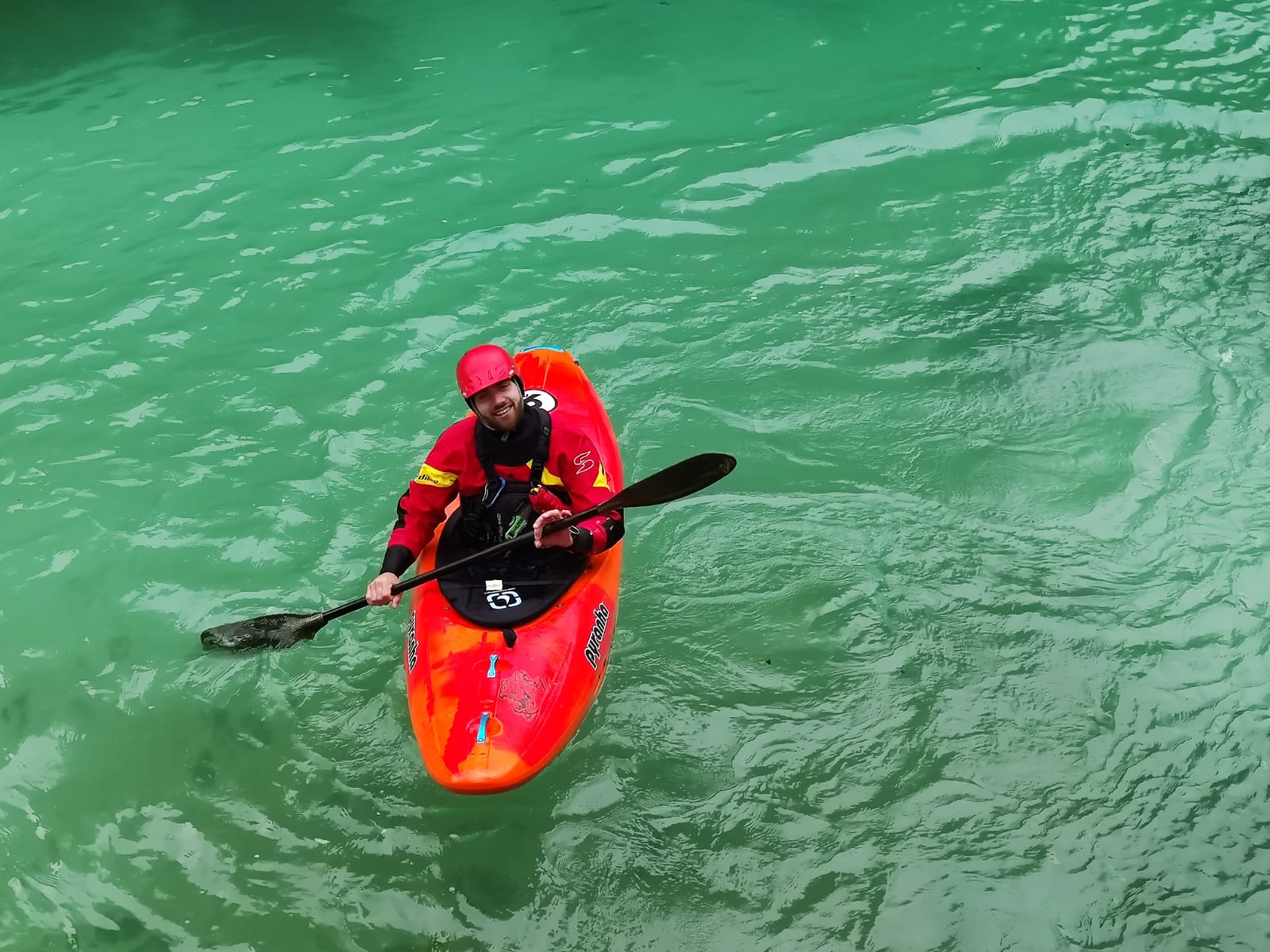 Kajakfahrer im türkisgrünen Wasser, Steiermark