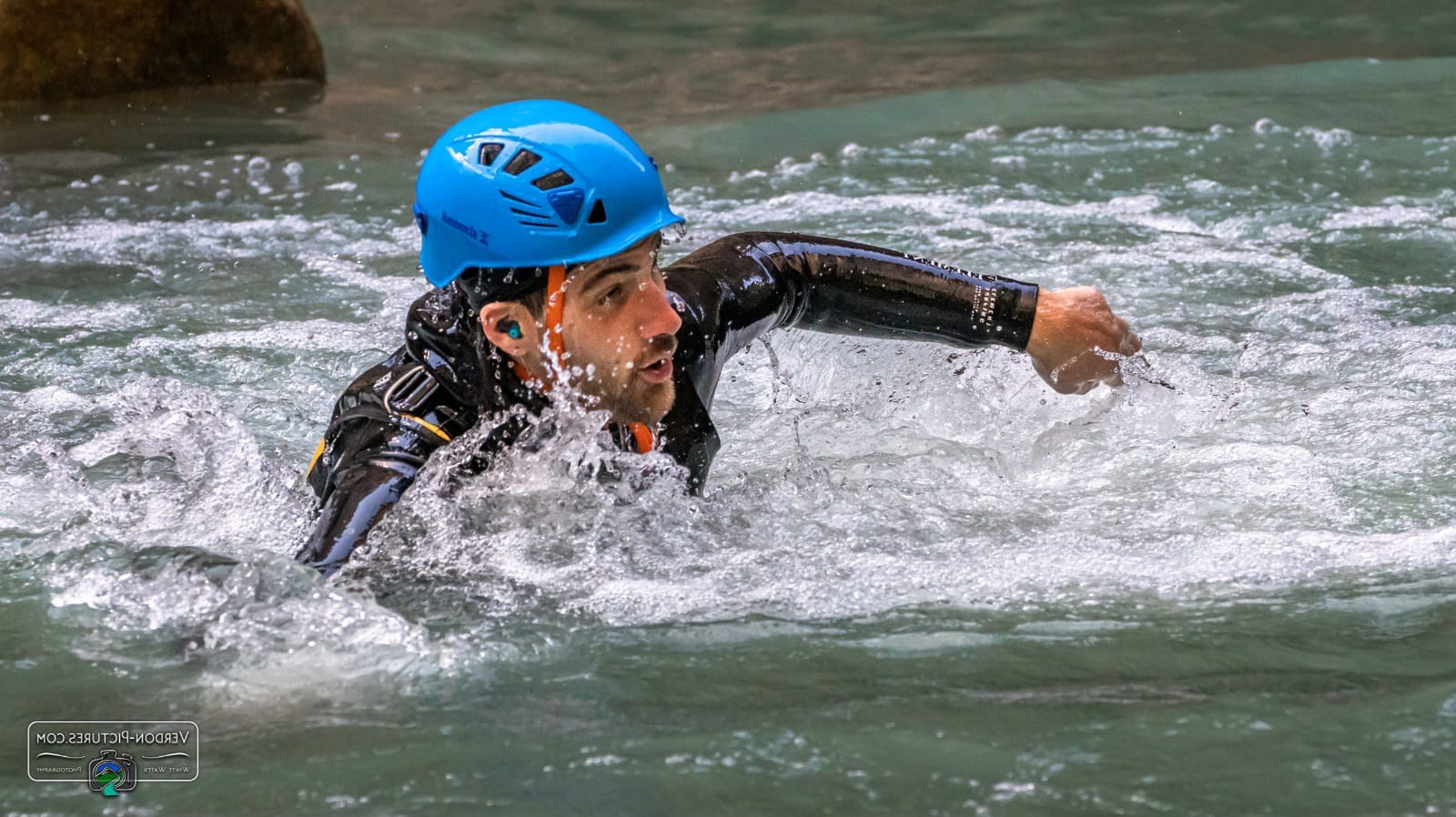 Teilnehmer beim Aquatrekking im Wasser, Verdon