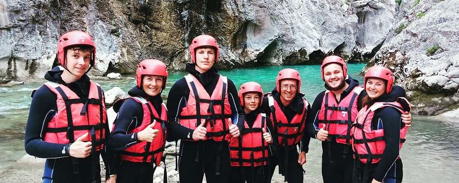 Gruppe beim Aquatrekking im Verdon, Frankreich