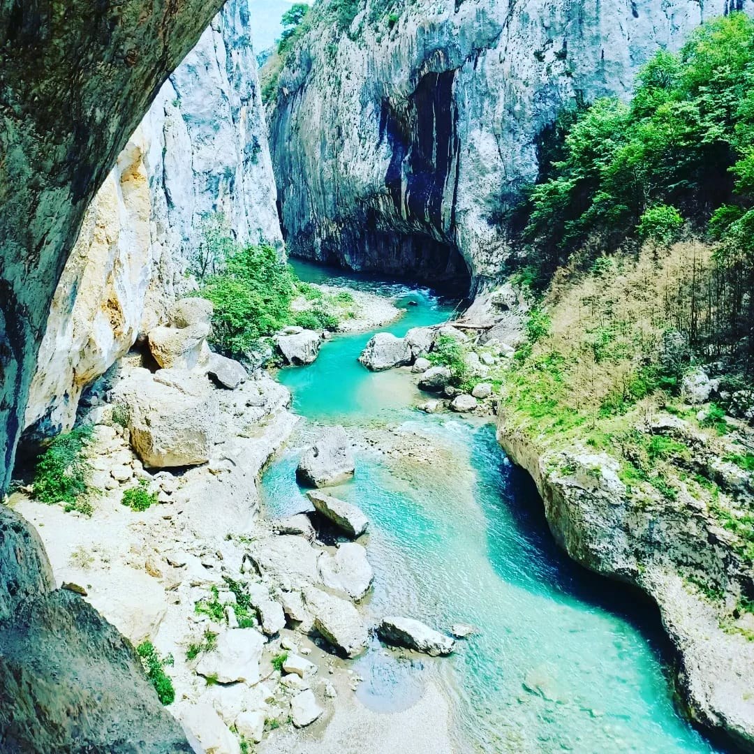 Blick in die Verdon-Schlucht mit türkisem Fluss