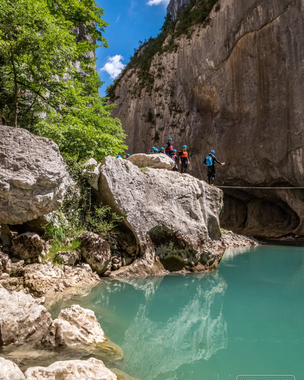 Gruppe beim Aquatrekking an der Felswand im Verdon