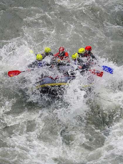 Rafting-Team im Wildwasser, Salzburg