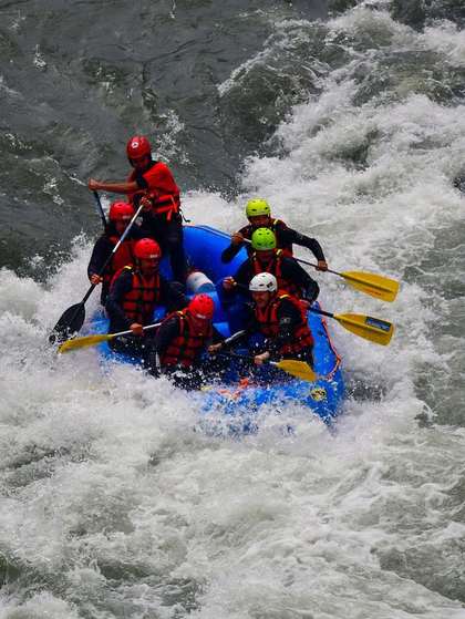 Rafting-Boot in Stromschnellen, Salzburg