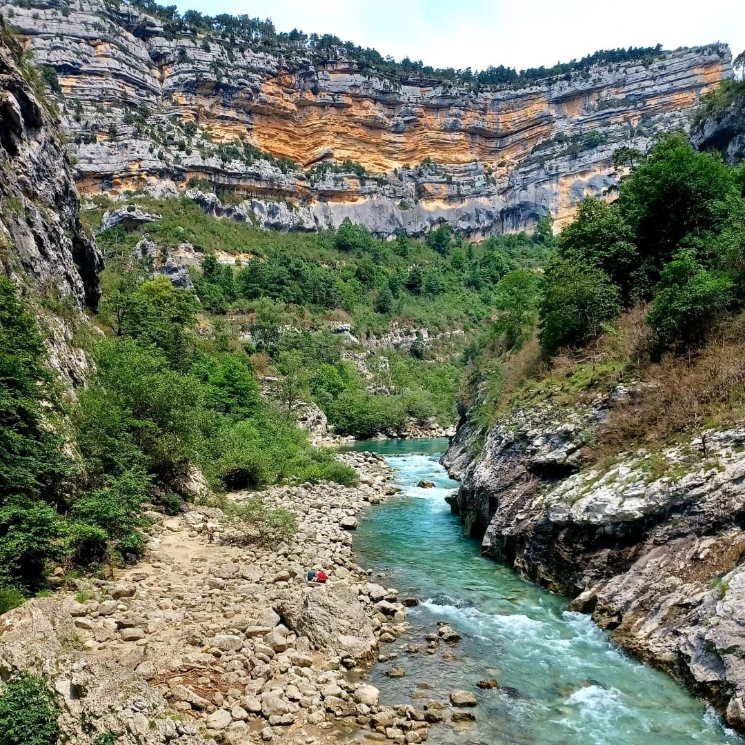 Panorama der Verdon-Schlucht mit Fluss