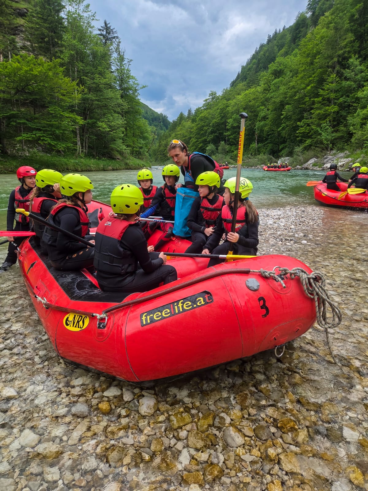 Rafting-Gruppe am Ufer, Nationalpark Gesäuse