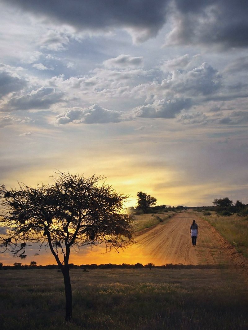 Wanderer auf Piste in Namibia