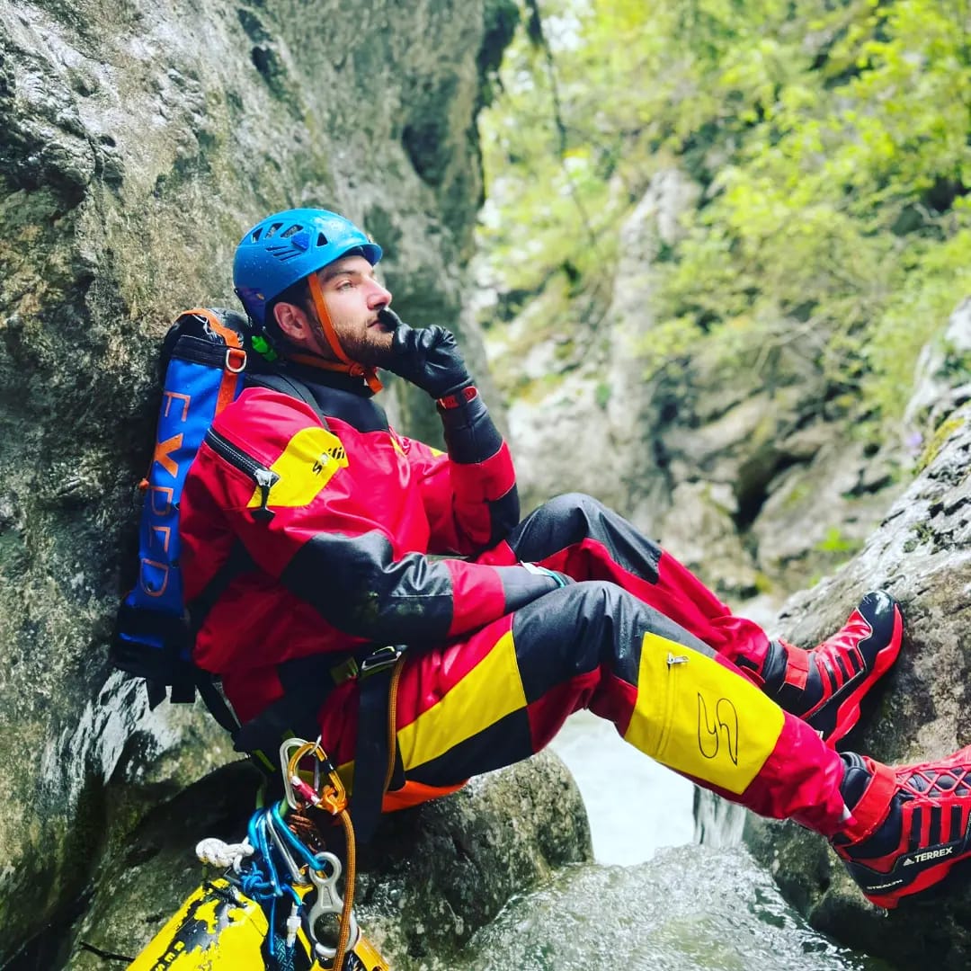 Basti mit Helm im Canyon, Seitenprofil